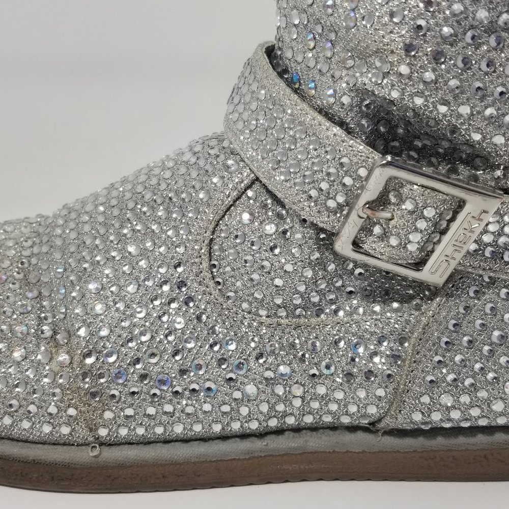 Bringing the bling! Shiekh knee length fur-lined boots and True Religion tee.